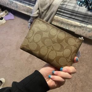 good size coach wristlet, brand new and with tags